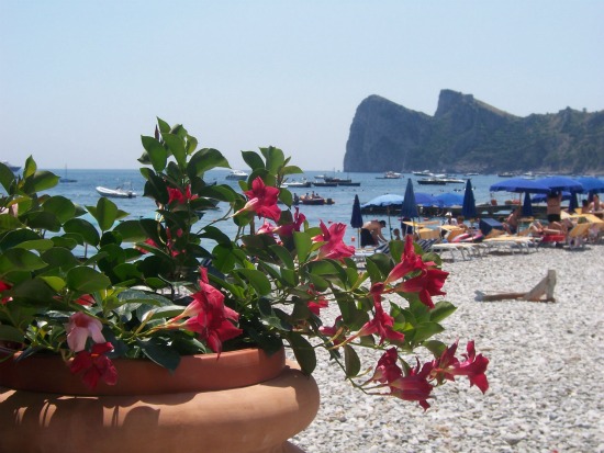 Romantic Beaches on the Amalfi Coast for Honeymoon