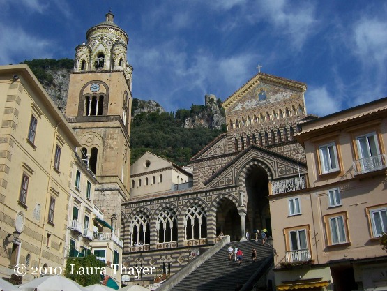 La Cattedrale di Sant’Andrea domina la piazza principale della città 