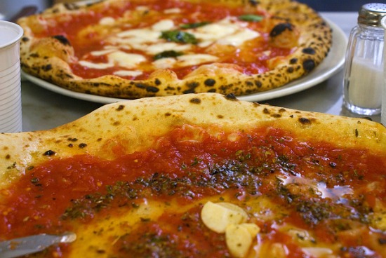 Pizza in Napoli Marinara Margherita