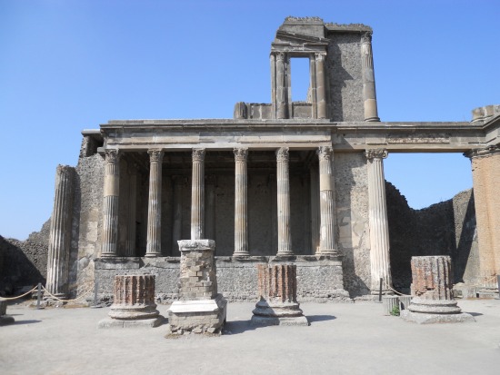 Lle rovine della Basilica vicino al Foro di Pompei 