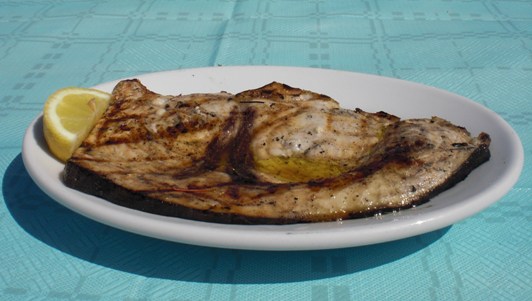 Seeigel essen in Savelletri - Schwertfischfilet
