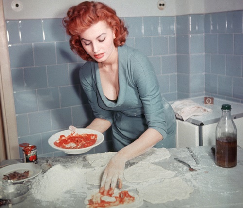  Sophia Loren prepares an Italian pizza - “EAT WELL, BE CHIC”!